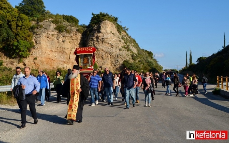 Η λιτανεία της εικόνας της Παναγίας από τα Σίσσια στα Βλαχάτα (εικόνα)