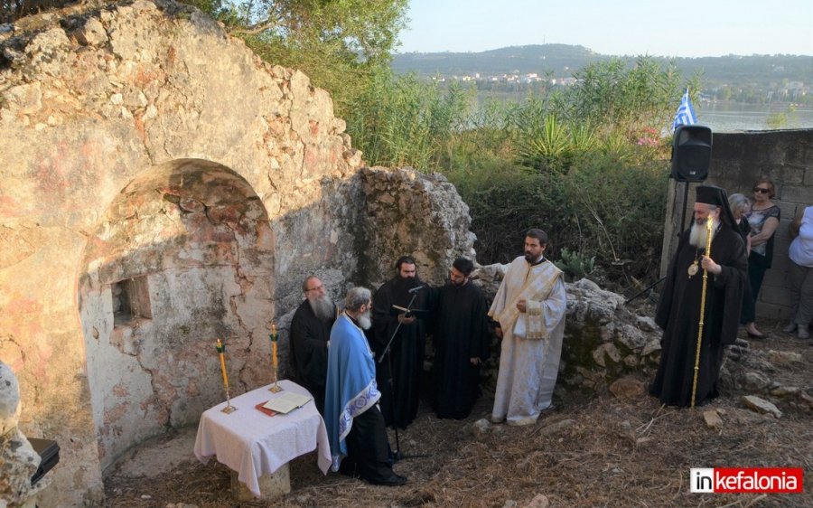 Γέμισε ζωή ακόμη μια φορά ο ερειπωμένος Ναός των Αγίων Αποστόλων στον Κούταβο - Σε κλίμα κατάνυξης ο Eσπερινός (εικόνες)