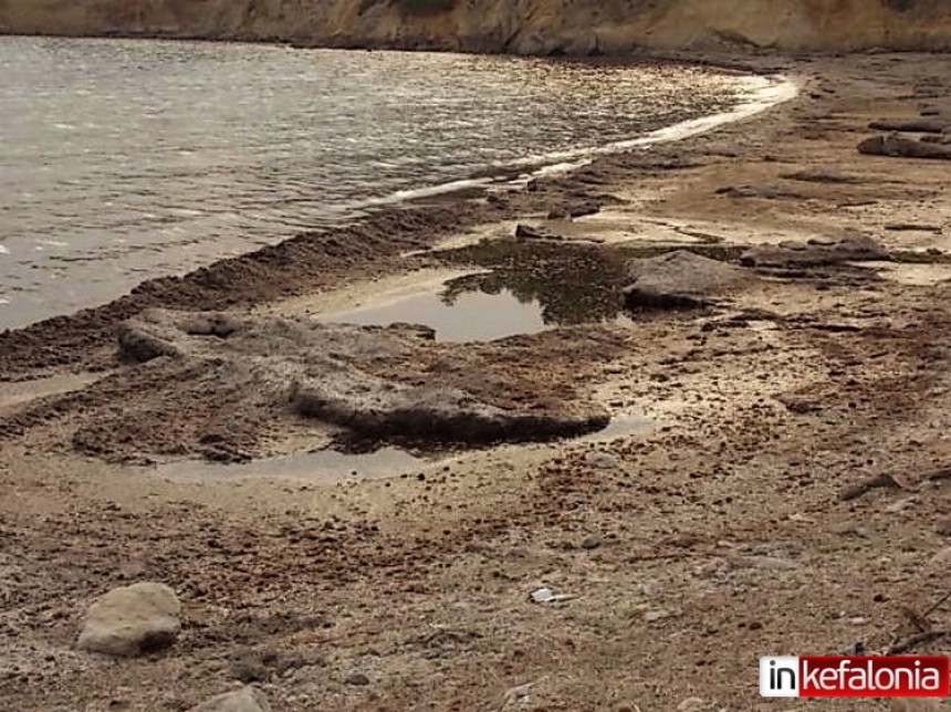 Το καλοκαίρι φεύγει, τα φύκια στο Τραπεζάκι... μένουν! (εικόνες  + video)