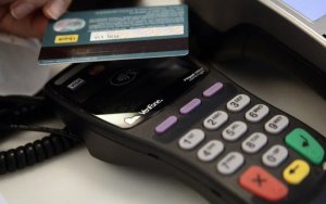 Προσοχή με την προπληρωμένη κάρτα: Ποιοι πρέπει να βγάλουν νέα για τα επιδόματα