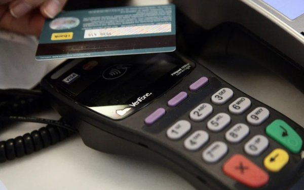 Προσοχή με την προπληρωμένη κάρτα: Ποιοι πρέπει να βγάλουν νέα για τα επιδόματα
