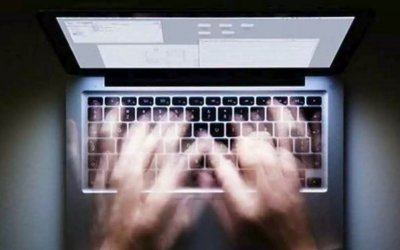 Revenge porn: Τηλεοπτικός δημοσιογράφος κατηγορείται για διακίνηση ροζ βίντεο πρώην συντρόφου του