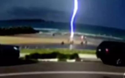 Αυστραλία: Σοκαριστικές εικόνες! Κεραυνός χτύπησε 8χρονο σε παραλία - Νοσηλεύεται σε κρίσιμη κατάσταση (video)