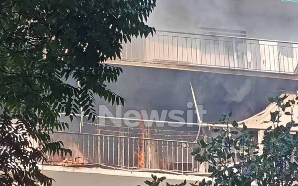 «Ο Πέτρος Φιλιππίδης ζει από θαύμα, πιστεύουμε ότι είναι εμπρησμός» λέει ο δικηγόρος του για τη φωτιά στο διαμέρισμα της Πατησίων