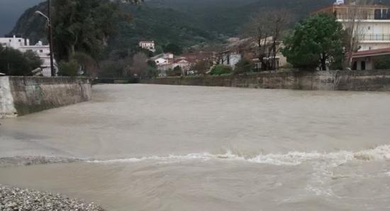 Φούσκωσε το ποτάμι στον Πόρο! (εικόνες+βίντεο)