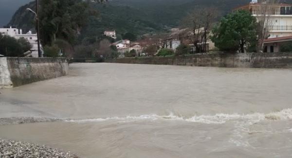 Φούσκωσε το ποτάμι στον Πόρο! (εικόνες+βίντεο)