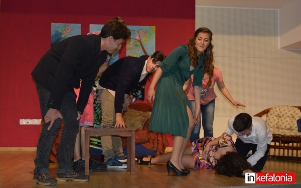 Ενθουσίασαν οι "Συμπέθεροι από τα Τίρανα!" του 2ου ΓΕΛ (εικόνες)