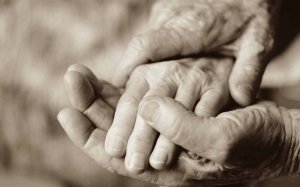 Γηρατειά και περίθαλψη: Ερωτήσεις προς τους Δήμους (κι όχι μόνο)