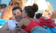 Δημήτρης Διαμαντίδης: Φιλιά και αγκαλιές με την σύζυγό του στην παραλία! (εικόνες)
