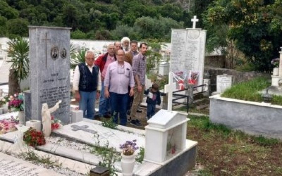 KKE: Τίμησαν την 9η Μάη με κατάθεση στεφάνων στο νεκροταφείο του Δραπάνου (εικόνες)