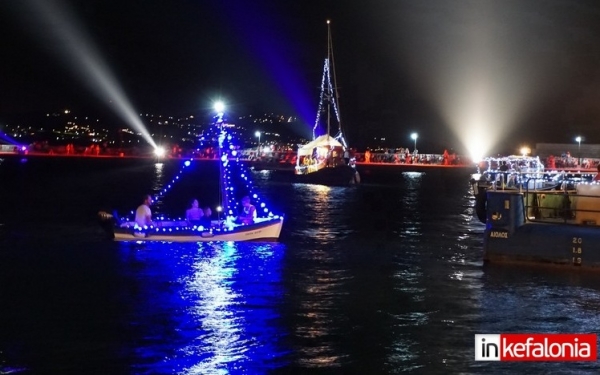 Με "πειρατές" η βαρκαρόλα στο Ληξούρι! (εικόνες + video)