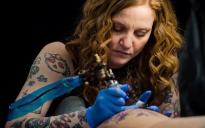 Τατουάζ: Ποια χρωματιστά μελάνια απαγορεύονται από αύριο στην ΕΕ