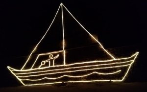 Αναψε το Χριστουγεννιάτικο Καράβι των Φαρακλάτων! (εικόνες)