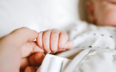Σε όλη τη χώρα οι Νταντάδες της γειτονιάς: Ποιοι θα λάβουν μηνιαίο voucher 500 ευρώ