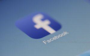 Το Facebook μπλοκάρει τις «ψεκασμένες» αναρτήσεις για τα εμβόλια του κορονοϊού