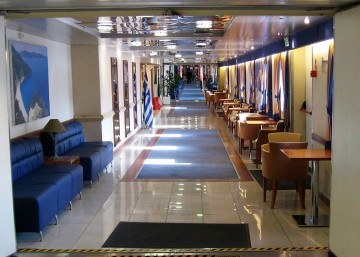 Με το κάδρο του Μύρτου υποδεχόταν τους επιβάτες του το "Ionian Queen"