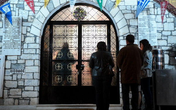 Χαλαρώνουν τα μέτρα και στις εκκλησίες, αυξάνεται το όριο των πιστών, ανακούφιση για όσους σχεδιάζουν γάμο ή βάφτιση