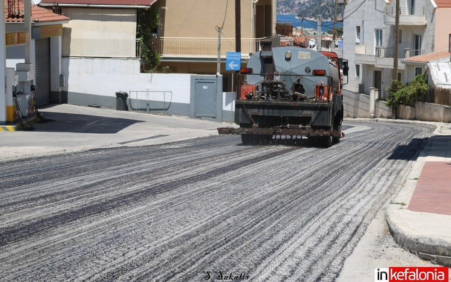 Αργοστόλι: Έπεσε ισοπεδωτική στρώση στην οδό Λάσσης (εικόνες)