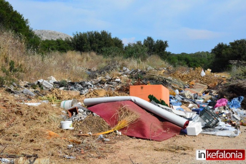 Συνεχίζει να «φορτώνει» η παράνομη χωματερή των Περατάτων (εικόνες + video)