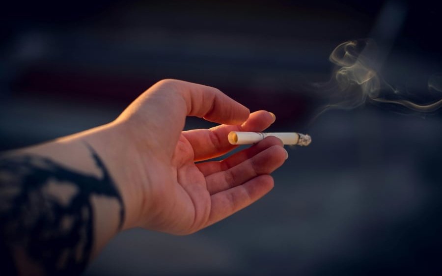 Σοκαριστικά στοιχεία: 1 στα 10 παιδιά καπνίζει - «Καμπανάκι» ΠΟΥ για νέο κύμα εθισμού στη νικοτίνη
