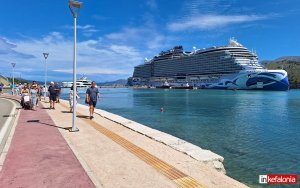 To πελώριο κρουαζιερόπλοιο Norwegian Viva στο λιμάνι του Αργοστολίου