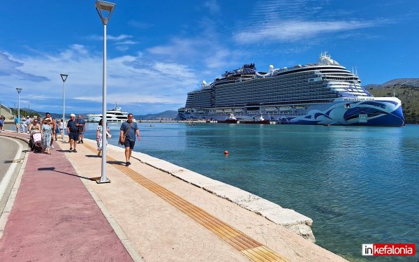 To πελώριο κρουαζιερόπλοιο Norwegian Viva στο λιμάνι του Αργοστολίου