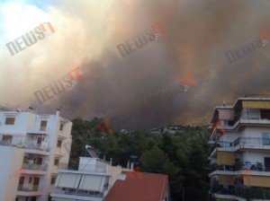 Μεγάλη φωτιά στον Υμηττό! Καίγονται σπίτια στους πρόποδες του βουνού! Ισχυρότατες δυνάμεις στη μάχη της κατάσβεσης