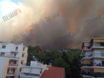 Μεγάλη φωτιά στον Υμηττό! Καίγονται σπίτια στους πρόποδες του βουνού! Ισχυρότατες δυνάμεις στη μάχη της κατάσβεσης