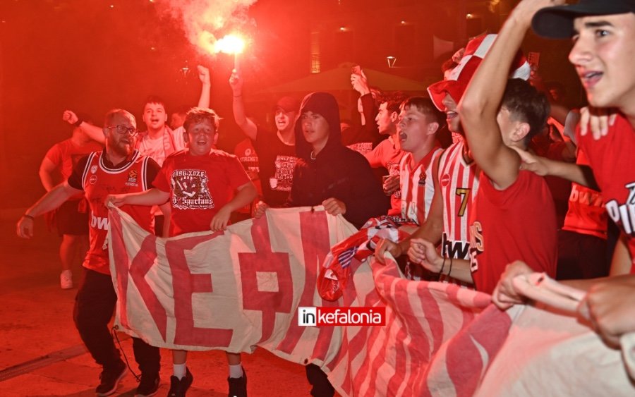 Η νύχτα βάφτηκε ερυθρόλευκη στο Αργοστόλι – Ξέφρενοι πανηγυρισμοί για την κορυφή της Ευρώπης από τον Ολυμπιακό!