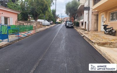 Συνεχίζονται οι βελτιώσεις στο οδικό δίκτυο του Αργοστολίου – Ολοκληρώθηκε η ασφαλτόστρωση στη Λάμπρου Τζαβέλλα