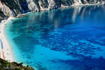 Πετανοί : Η παραλία που ξεπροβάλει στην "αγκαλιά" των βράχων