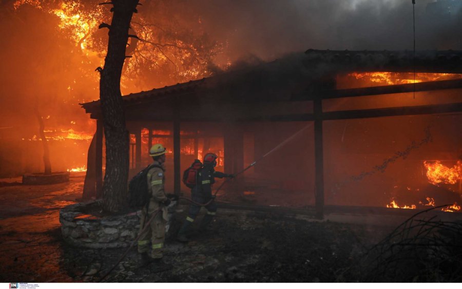 Μαίνεται ανεξέλεγκτη η φωτιά στην Βαρυμπόμπη - Καίγονται σπίτια (εικόνες/video)