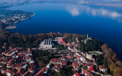 Περιφερειάρχης Ηπείρου: «Πώς οι διακομιδές από την Αλβανία έφεραν το lockdown στα Ιωάννινα»