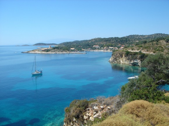 Το πανέμορφο ''διαμαντάκι'' του Ιονίου με τις δαντελωτές ακτές και τους χαμηλούς λόφους! (εικόνες)