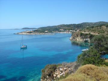 Το πανέμορφο ''διαμαντάκι'' του Ιονίου με τις δαντελωτές ακτές και τους χαμηλούς λόφους! (εικόνες)