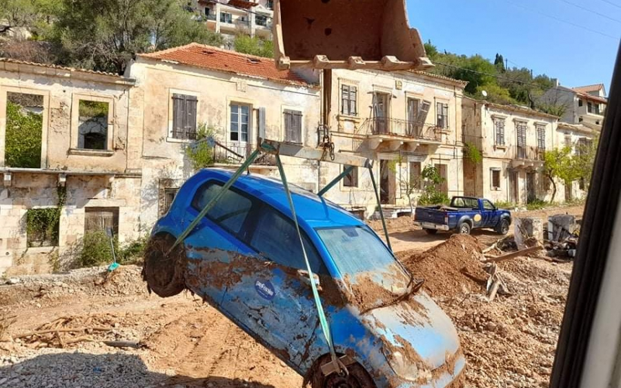 Επιχείρηση απεγκλωβισμού αυτοκινήτων στην Άσσο (εικόνες)