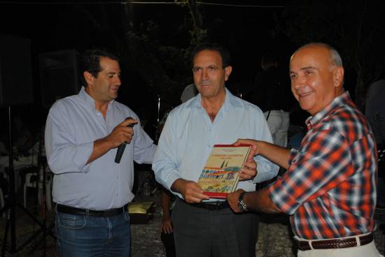 Πρόεδρος της Κ.Ε.ΔΗ.ΚΕ. κ. Α. Κωνσταντάκης, ο Πρόεδρος του Πολιτιστικού Ομίλου Ακρωτηρίου κ. Γ. Κωνσταντίνου και ο Αντιδήμαρχος Δήμου Κεφαλονιάς κ. Γ. Βαγιωνίτης