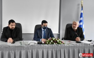 Ο Σταύρος Σπαθής (δεξιά) και ο Λευτέρης Κρητικός (αριστερά) κατά την διάρκεια της επίσκεψης του Μιχάλη Κατρίνη στο Επιμελητήριο