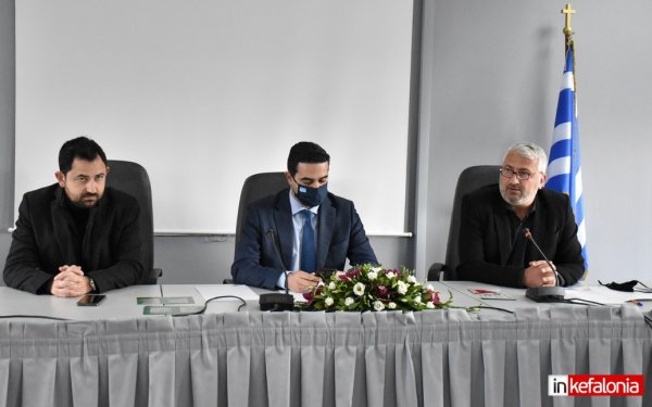 Ο Σταύρος Σπαθής (δεξιά) και ο Λευτέρης Κρητικός (αριστερά) κατά την διάρκεια της επίσκεψης του Μιχάλη Κατρίνη στο Επιμελητήριο