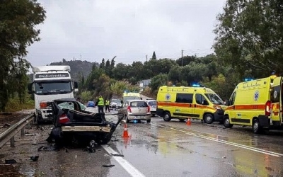 Τραγωδία στην Πατρών - Πύργου: 2 νεκροί μετά από τροχαίο - Σφοδρή σύγκρουση νταλίκας με 2 ΙΧ (εικόνες)