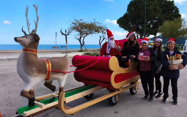 Χριστουγεννιάτικες στιγμές χαράς στον Πόρο με τον Αϊ Βασίλη του «Πρόνησου»