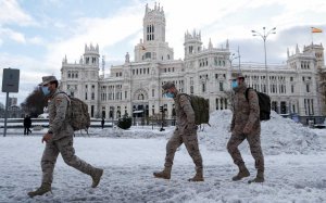 Ισπανία: Οχηματοπομπές με εμβόλια και τρόφιμα αφού η φονική χιονοθύελλα «έκλεισε» τα πάντα