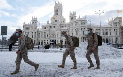 Ισπανία: Οχηματοπομπές με εμβόλια και τρόφιμα αφού η φονική χιονοθύελλα «έκλεισε» τα πάντα