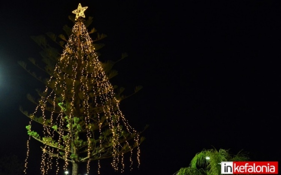 «Μύρισε» Χριστούγεννα - Φωταγωγήθηκε το δέντρο στο Αργοστόλι! Ο καιρός ματαίωσε την εκδήλωση που είχε προγραμματιστεί (εικόνες)