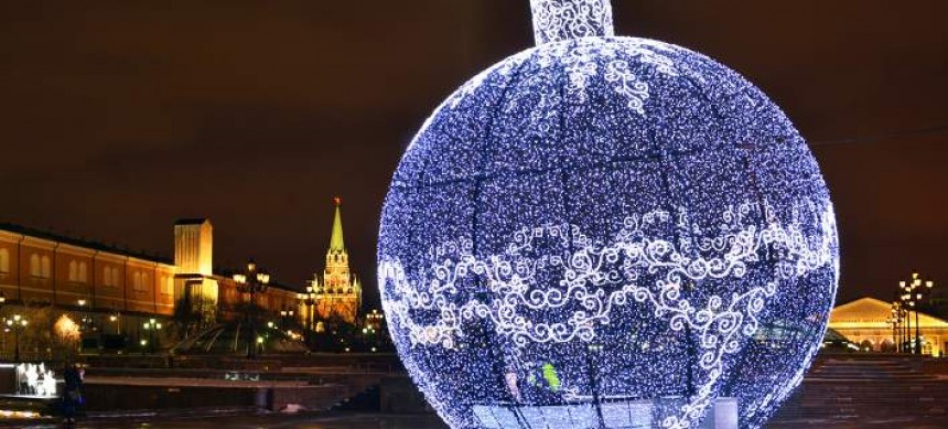 Η Μόσχα πρωτοπορεί: Αντί για δέντρο, στόλισε γιγαντιαία χριστουγεννιάτικη μπάλα [εικόνες]