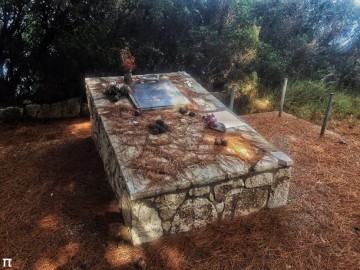 Μνημείο αφιερωμένο στους Κεφαλονίτες που φυγάδευσαν τον μοναδικό επιζήσαντα του βρετανικού υποβρυχίου "Περσέας"