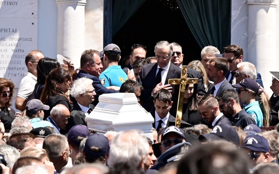 Λένα Σαμαρά: Συγγενείς, φίλοι, πολιτικοί στον ύστατο αποχαιρετισμό