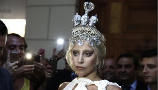 Lady Gaga στην Αθήνα: «Αφού επιβίωσε η Ακρόπολη και ο Παρθενώνας, τότε μπορείτε κι εσείς» (εικόνες)