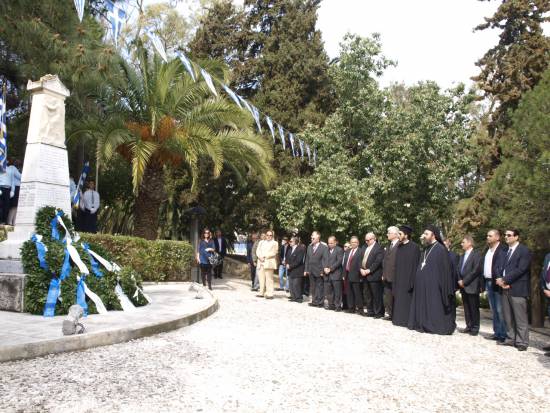 H κατάθεση στεφάνων στο Ηρώο Πεσόντων (pics)