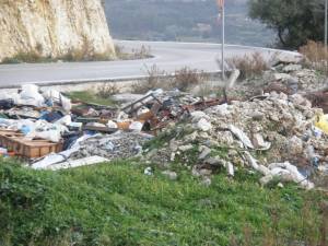 Κάτοικοι καταγγέλουν παράνομη χωματερή στο δρόμο Αλειματά - Πάστρας